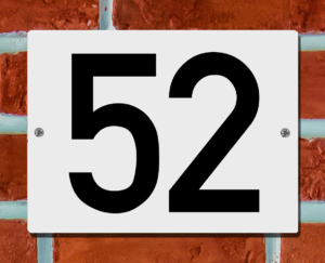 Huisnummerbord Wit - Nummer 52 - 15 x 12 cm - incl. bevestiging