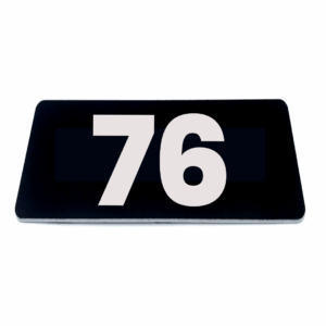 Nummerplaatje 76 - 80 x 50 x 1,6 mm - Zwart/wit - incl. 3M-tape