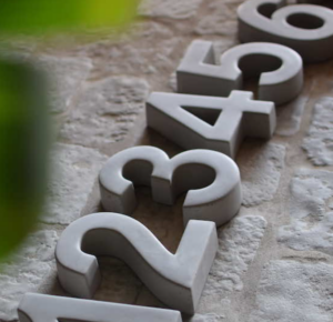 Betonnen huisnummers