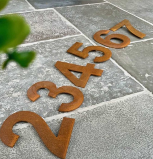 Cortenstaal Huisnummers